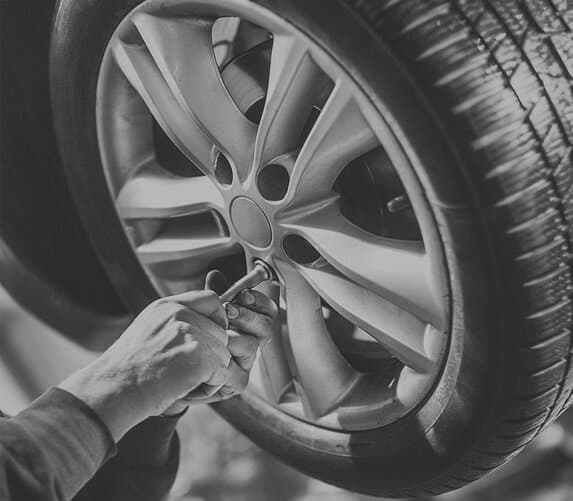 Professional car wheel and tire service